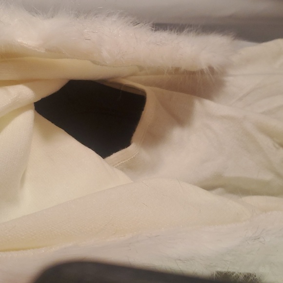NWT poncho with faux fur detail 😍 - Picture 4 of 6